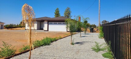 Building Photo - NEWER HOME ON ACRE HUGE LOT!