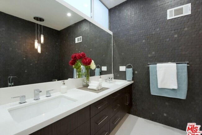 Building Photo - 3624 Avenida Del Sol