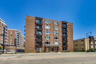 Building Photo - 659 S River Rd