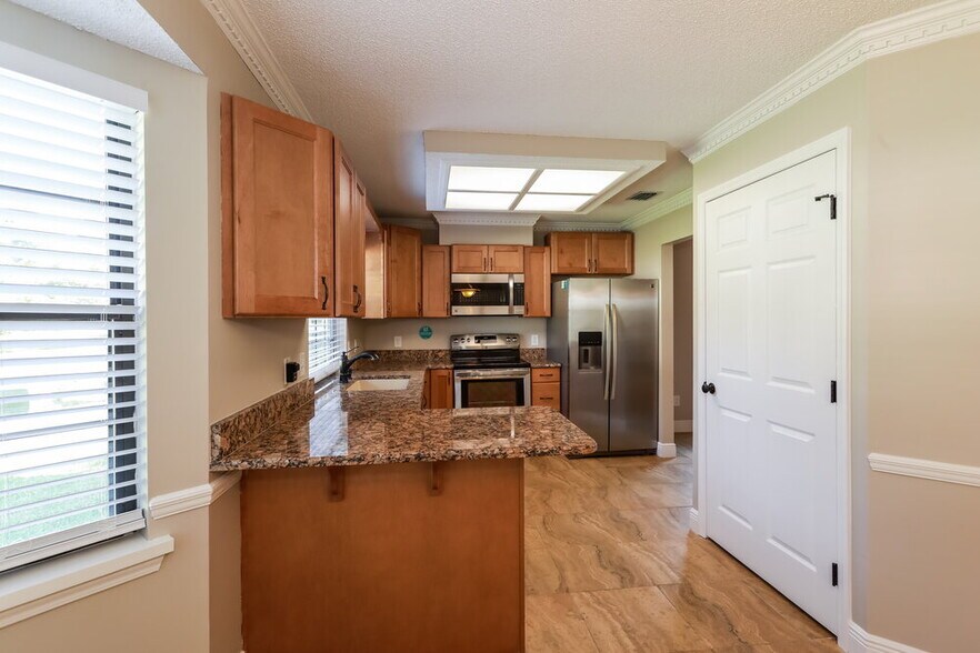 Building Photo - 6145 Island Forest Dr