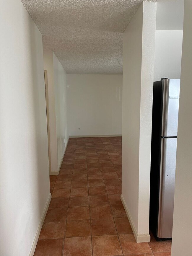 Building Photo - Bright and Charming 3 Bedroom 2 Bath Condo with Patio and A/C!