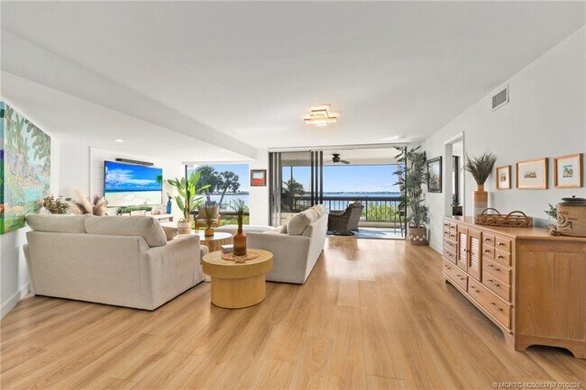 Building Photo - 625 NW North River Dr