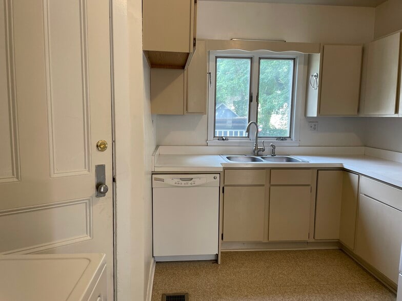 Kitchen - 70 Rutgers St