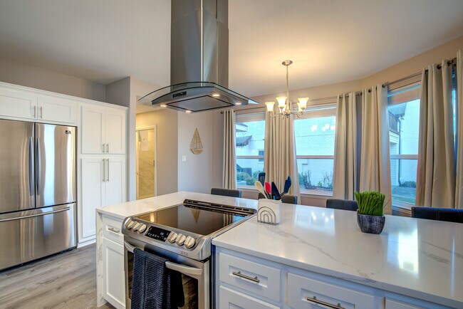 Building Photo - 8606 Columbia Dr