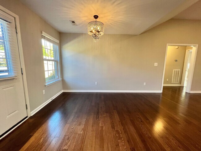 Building Photo - 4 Bed, 3 Bath w/ 2 Car Garage and Fenced Backyard