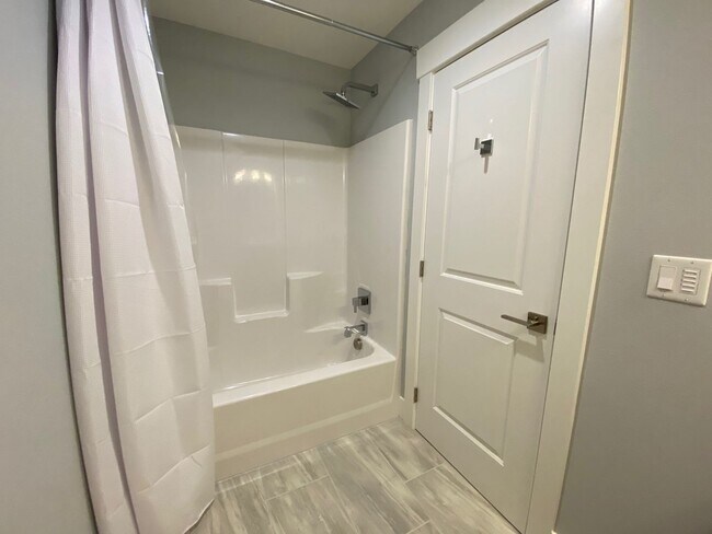 Building Photo - 408 Pine St