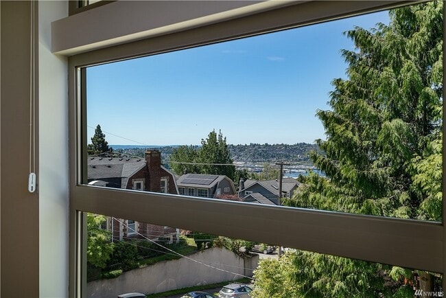 Building Photo - 5201 Phinney Ave N