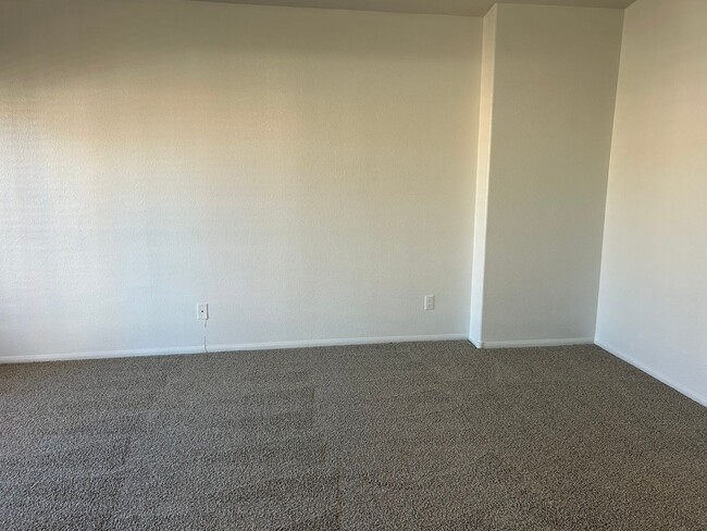 Building Photo - 4 Bedroom Pool Home