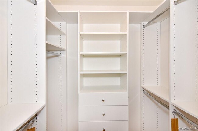 Building Photo - 352 Carroll Close