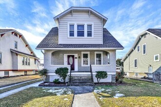 Building Photo - Beautiful 3 Bed, 1Full Bath and 2 Half  Ba...