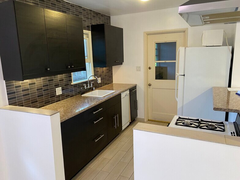 Building Photo - 3315 Caroline Ave