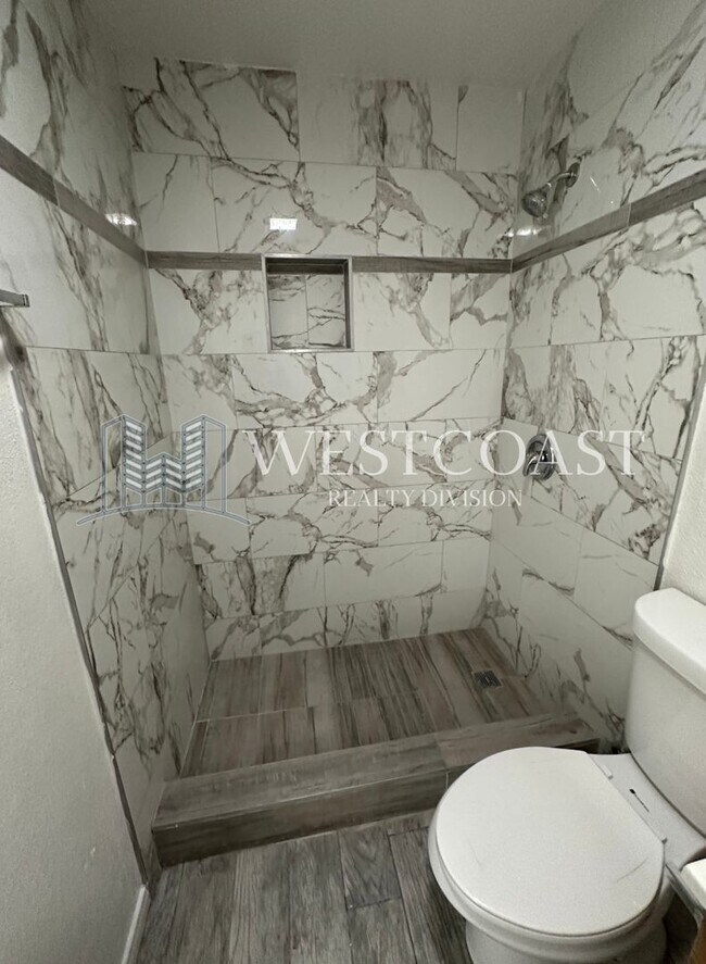 Building Photo - Charming 2-Bed / 2-Bath Home in Rialto – I...