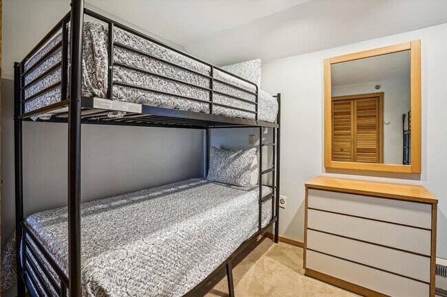 Building Photo - 907 E Mountain Rd