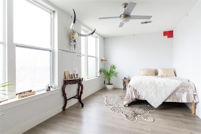 Building Photo - 2213 Poquito St