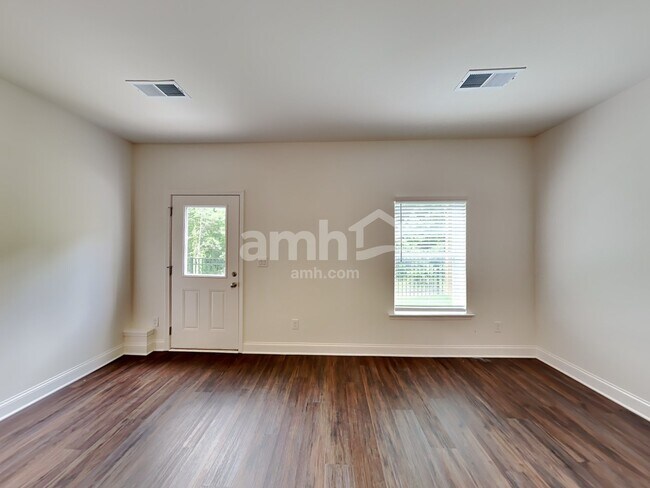 Building Photo - 301 Pecan Dr