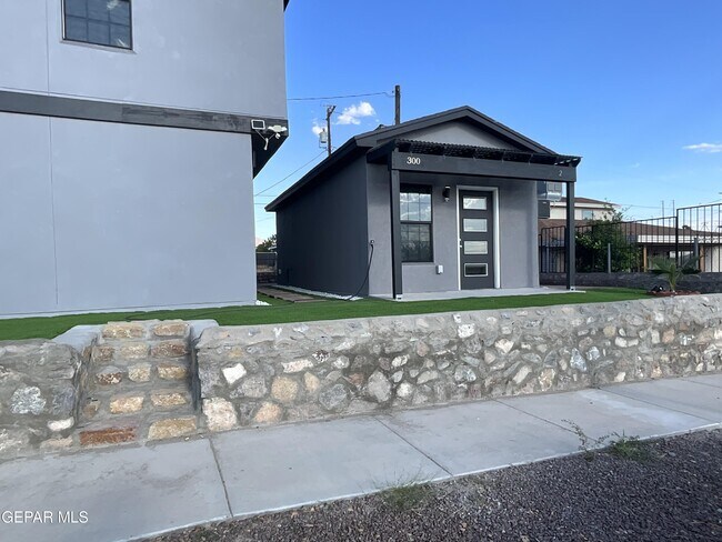Building Photo - 300 Ruby Dr