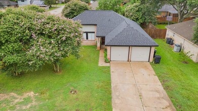 Building Photo - 2601 Village Circle Dr Dr