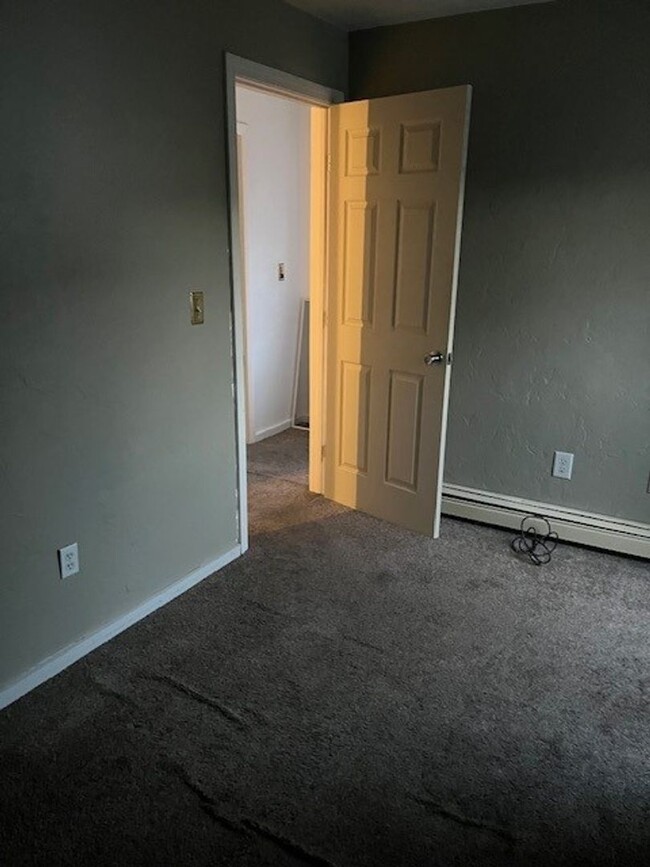 Building Photo - Plymouth 2 Br - 1Ba duplex in convenient i...