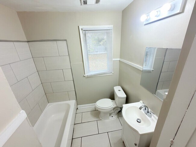 Building Photo - Charming Memphis Home with Spacious Yard – Move-In Special!