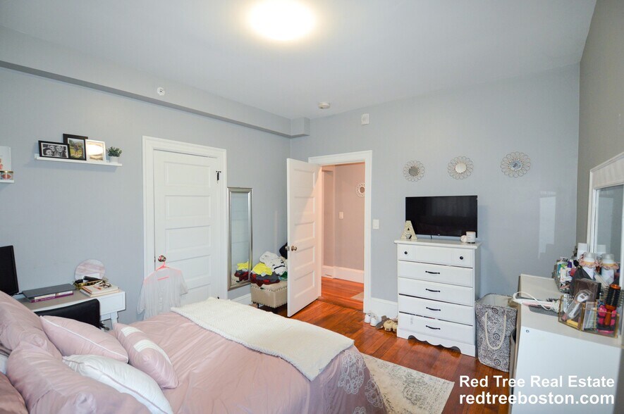 Building Photo - 62 Mapleton St