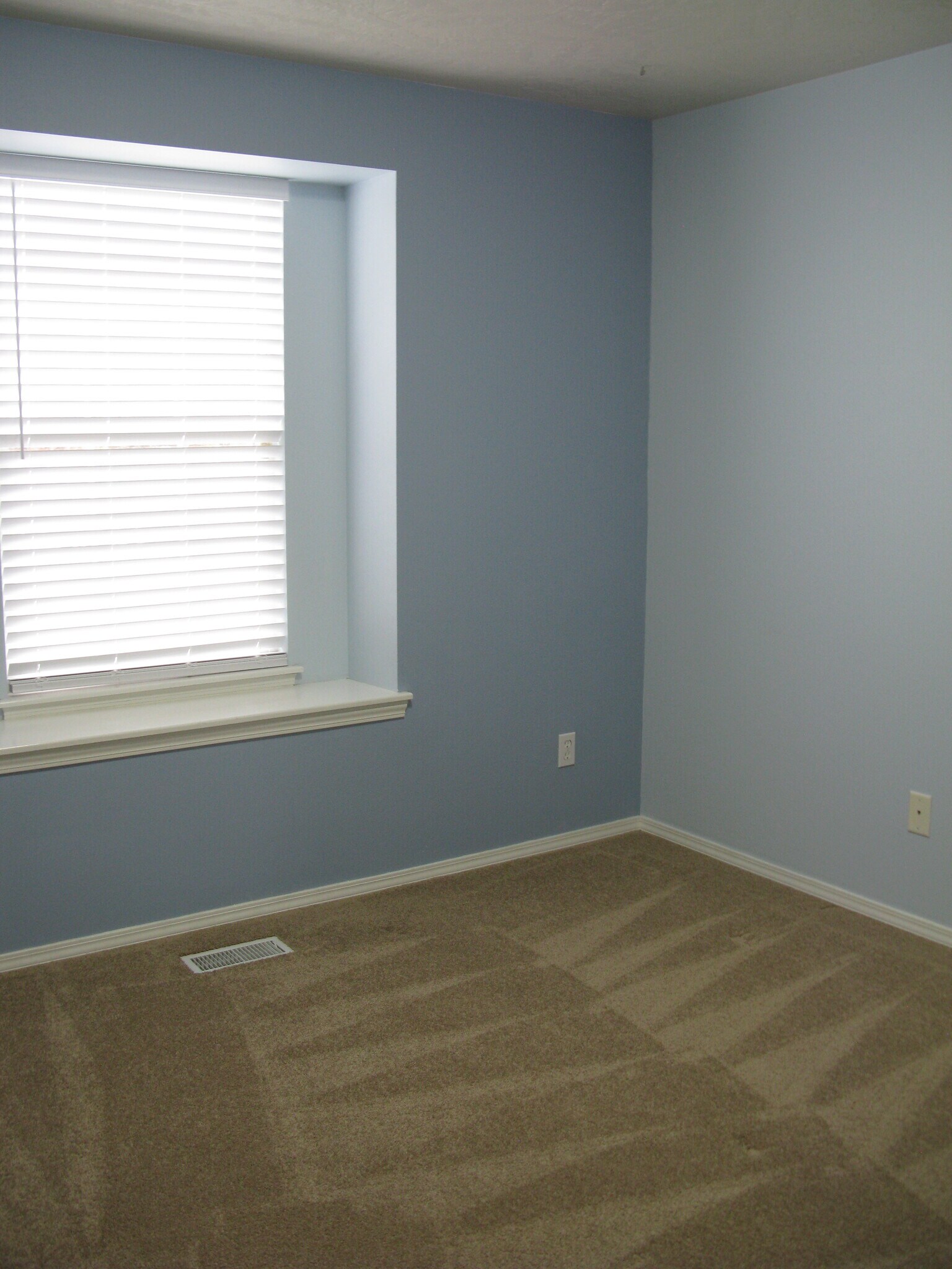 Building Photo - 2020 E Laguna Ave