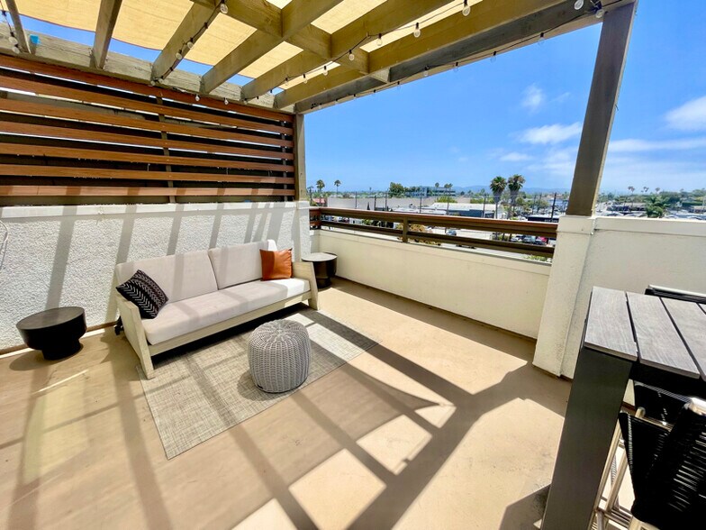 Building Photo - 1660 Topanga