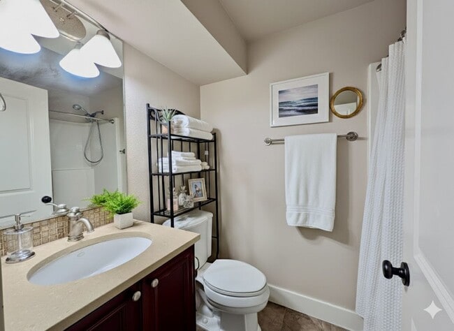 Building Photo - Luxury Townhome in Lake Oswego’s Coveted First Addition | Garage Included!