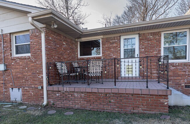 Building Photo - 3-Bed Midtown Home, Large Fenced Yard With Pool