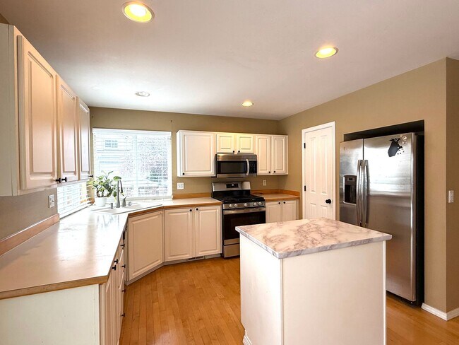 Building Photo - Bright Sammamish Home with Fully Fenced Yard