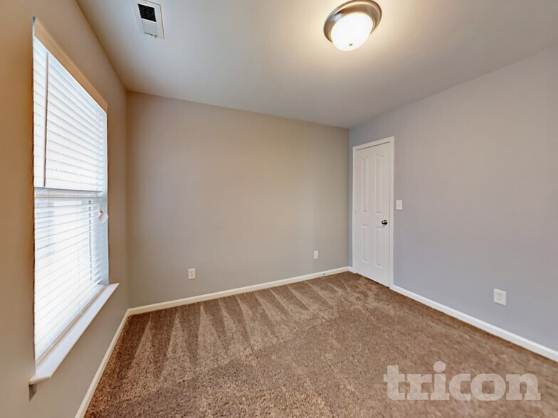 Building Photo - 11709 Oak St