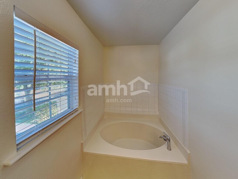 Building Photo - 209 King Arthur Ct