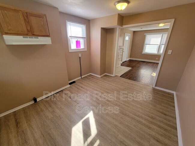 Building Photo - 109 N Decker Ave