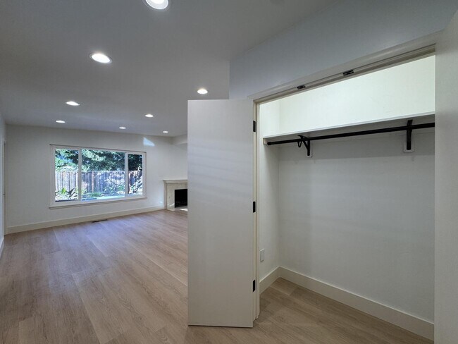 Building Photo - 864 S Bernardo Ave