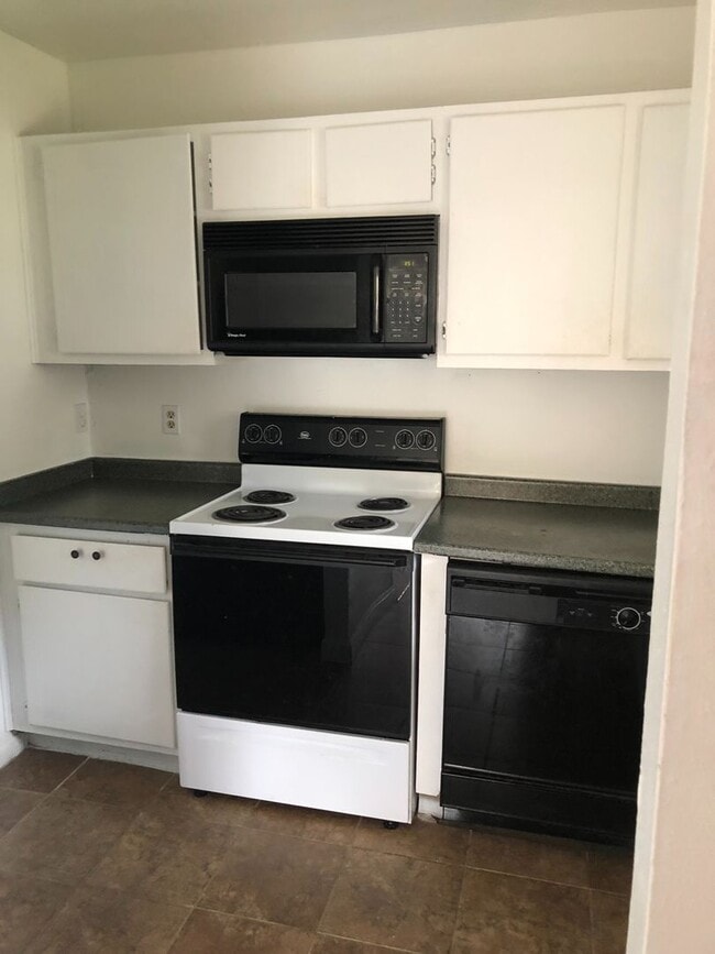 Building Photo - CUTE TWO BEDROOM ONE BATH DUPLEX ON SHUTTLE ROUTE