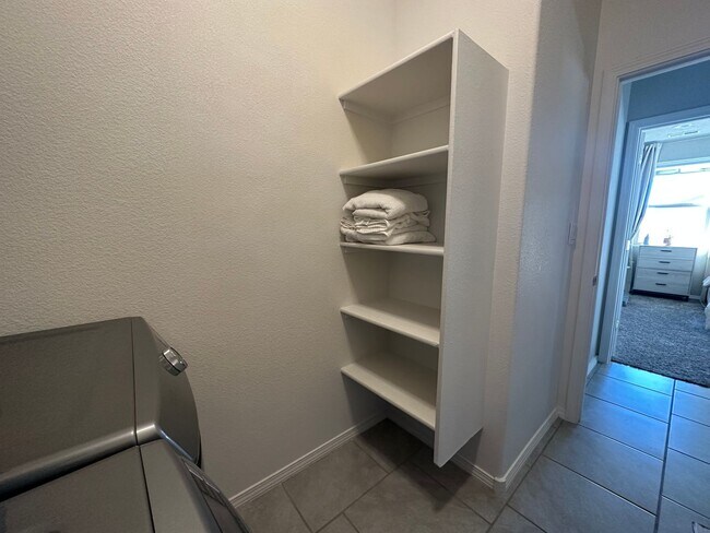 Building Photo - Beautiful Spacious Home!! Don't miss this ...