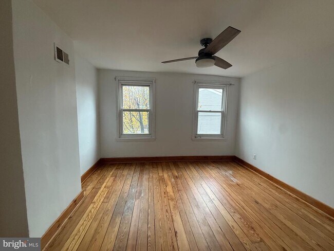 Building Photo - 1249 E Oxford St