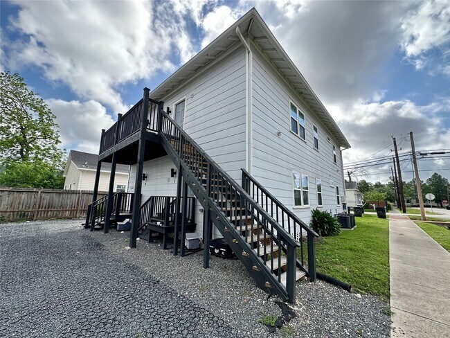 Building Photo - 225 N Everton St