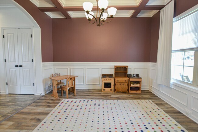 Building Photo - Pet Friendly Four Bedroom!