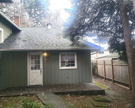 Building Photo - Charming Studio Duplex! rentalsc21.com