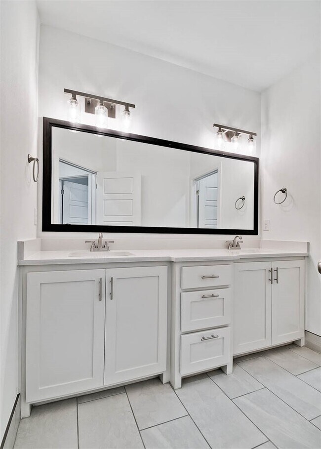 Building Photo - 508 W Persimmon St