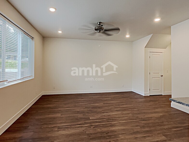 Building Photo - 12404 83rd Ave E