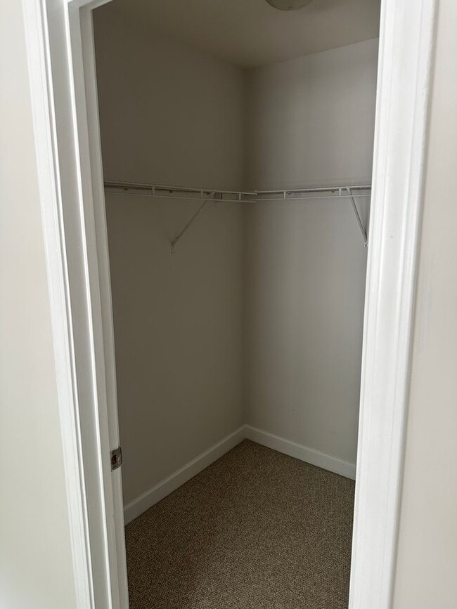 Building Photo - Beautiful townhome located minutes from Ch...