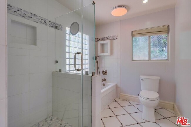 Building Photo - 114 S Layton Dr