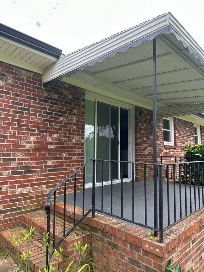 Building Photo - 3 Bed 1.5 Bath 10 Minutes from downtown!