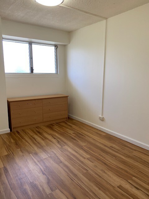 Building Photo - Waikiki Twin Towers - Great location in he...