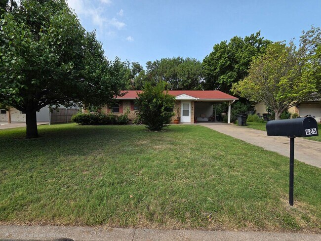 Building Photo - 605 Town Creek Ct