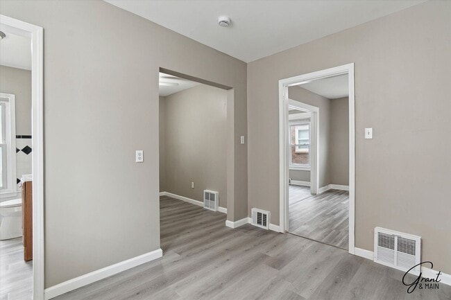 Building Photo - $1500 Large 3 bedroom home