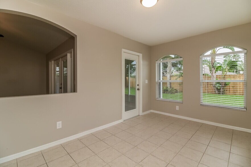 Building Photo - 1465 Lake Shore Ranch Dr