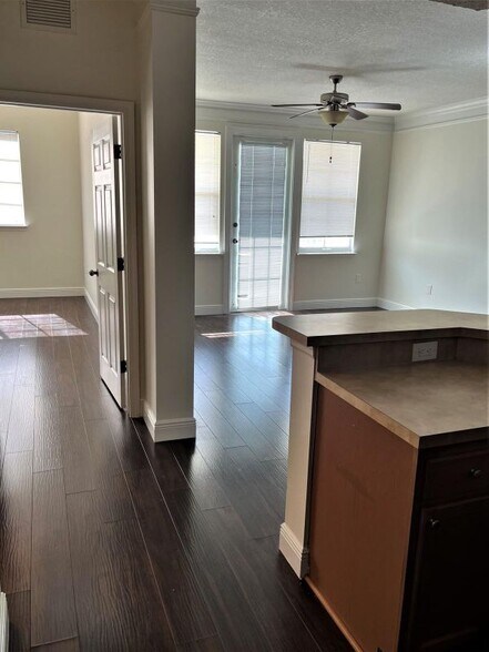 Building Photo - 9845 Baywinds Dr
