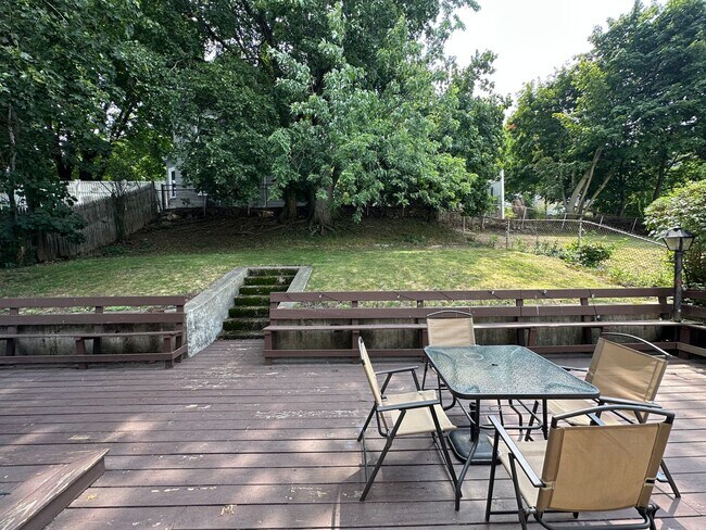 Building Photo - 3 Bed/1.5 Bath - Backyard - Off-Street Parking - Oak Square